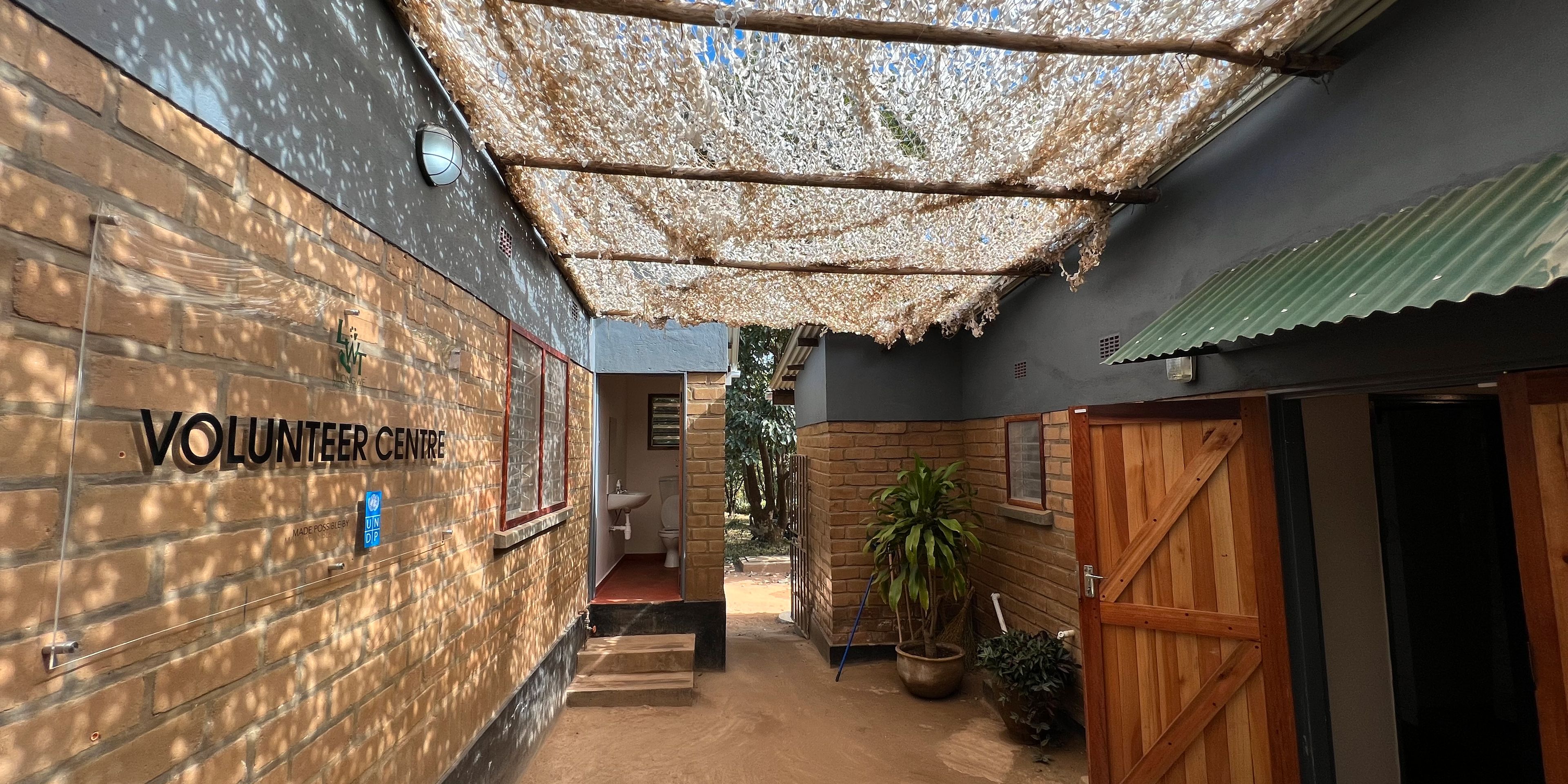 natucate-volunteering-malawi-sanctuary-volunteer-house-entrance