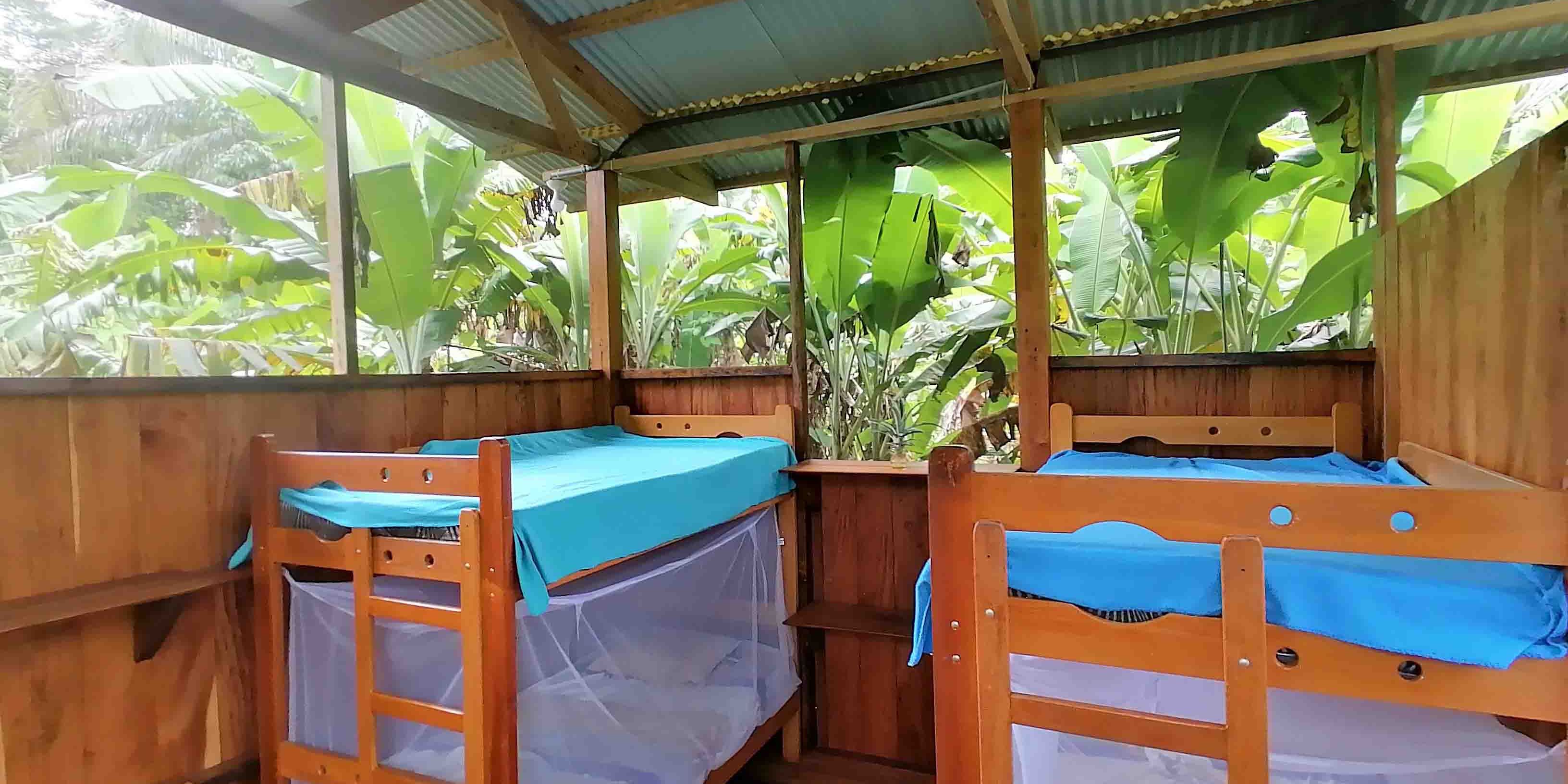 In dem Schlafzimmer der Freiwilligen-Unterkunft in Peru stehen Hochbetten bereit.