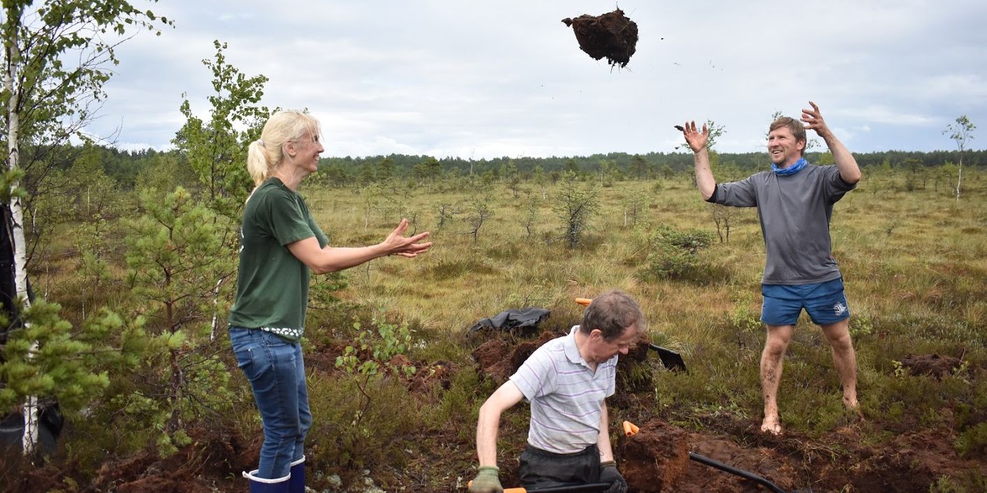 Drei gut gelaunte Freiwillige im Naturschutzprojekt in Estland