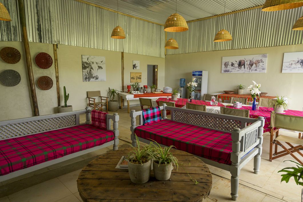 natur-und-rangerkurs-safari-guide-kenia-camp-mara-unterkunft-speiseraum-natucate