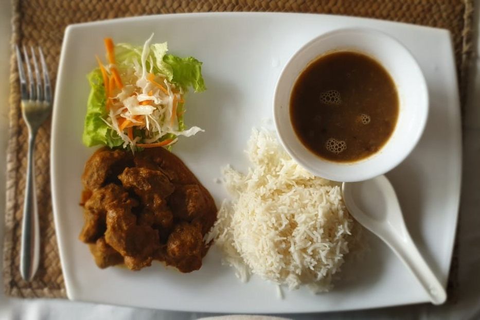 Abendessen in der Unterkunft, das durch die Kultur von Mauritius gepraegt ist
