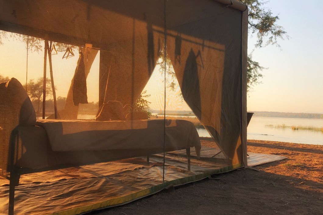 Blick auf das Zelt in dem die Gaeste schlafen im Sonnenuntergang