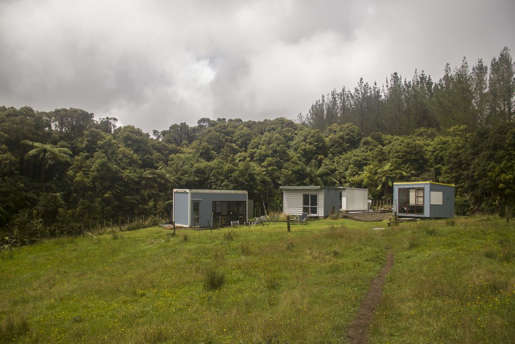 Blick ueber die Volunteerunterkuenfte unseres Naturschutzprojekts an Neuseelands Kauri Coast
