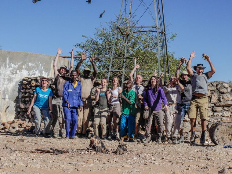 Die Gruppe der Volunteere freut sich nach Vollendung der Mauer